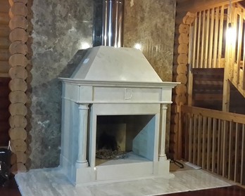 Открытый камин из мрамора в деревянном доме