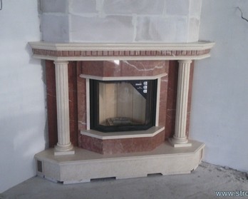 Угловой камин с колоннами в Лапино