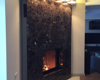 Мраморное панно в углу каминного зала с топкой Вега 800 Мраморное панно в углу каминного зала с топкой Вега 800