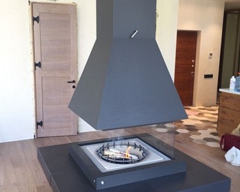 Островной камин Lund (Piazzetta) в Бизнес-центре «Парк-Мира» в центре Москвы