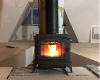Мощная чугунная печь Bredford Anthracite (Invicta) на дровах для отопления дома