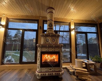 Готовая изразцовая дровяная печь Прованс от мастеров Строй-Камин: тепло, красиво и очень практично
