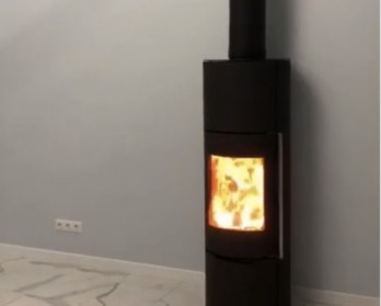 Современная дровяная печь Астов R1 XL из металла с дымоходом Феникс в современном интерьере дома