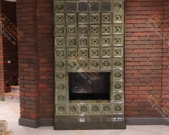 Изразцовый встроенный печь-камин в интерьере дома
