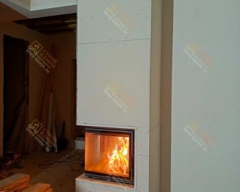 Российская угловая топка АСТОВ П2С 700 на дровах, с боковым открыванием дверцы, встроенная в короб