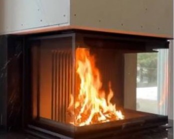 Загородный дом с современным дровяным камином АСТОВ П3С 8457 на берегу озера, в Подмосковье