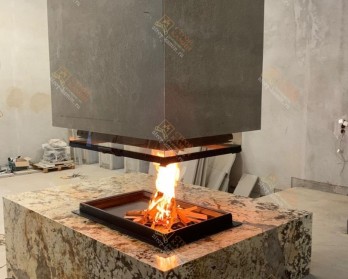 Четырехсторонняя подвесная топка АСТОВ П4С 12080 в островном камине, украшенная натуральным мрамором
