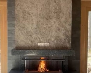 Как красиво украсить гостиную загородного дома современным авторским камином с трехсторонней топкой Как красиво украсить гостиную загородного дома современным авторским камином с трехсторонней топкой